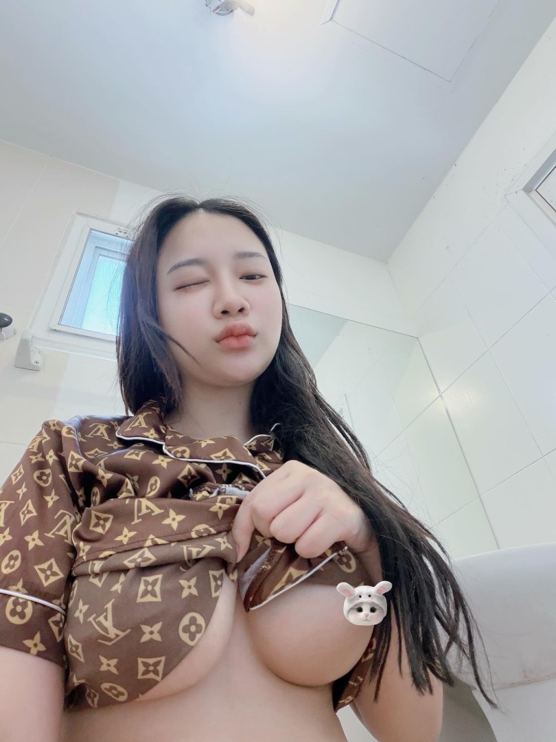 lindda-vietnamese-escort-sharjah-3